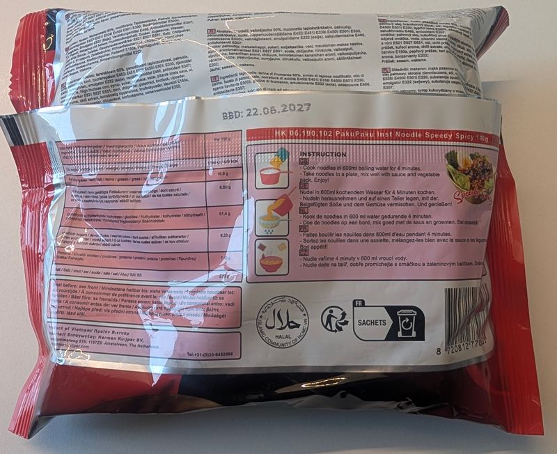 Rückseite der Paku Paku - Speedy Spicy Hot Spicy Ramen Noodles Packung von hinten, Zutatenliste und Nährwerttabelle