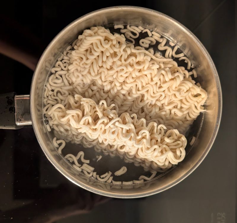 Paku Paku - Speedy Spicy Hot Spicy Ramen Noodles: Nudelblock im Kochtopf