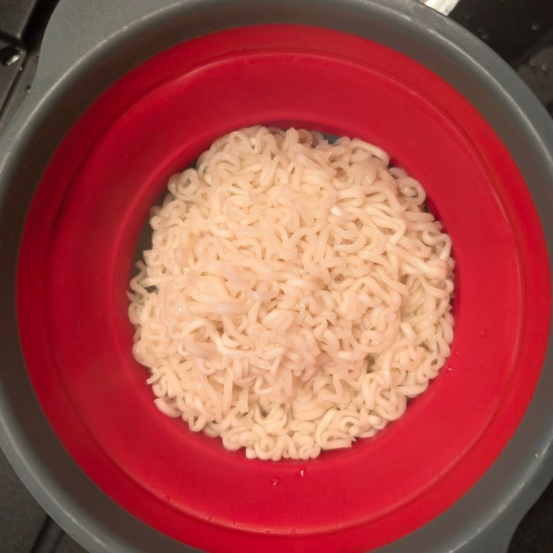 Paku Paku - Speedy Spicy Hot Spicy Ramen Noodles: Abgegossene Nudeln