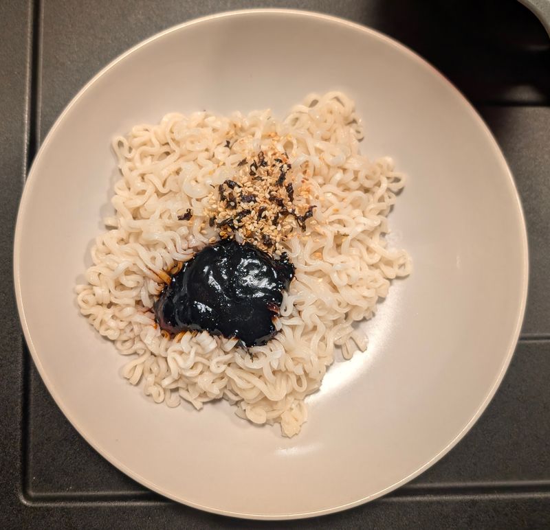 Paku Paku - Speedy Spicy Hot Spicy Ramen Noodles: Die fertigen Nudeln mit Saucenpack und Sesam & Wakame