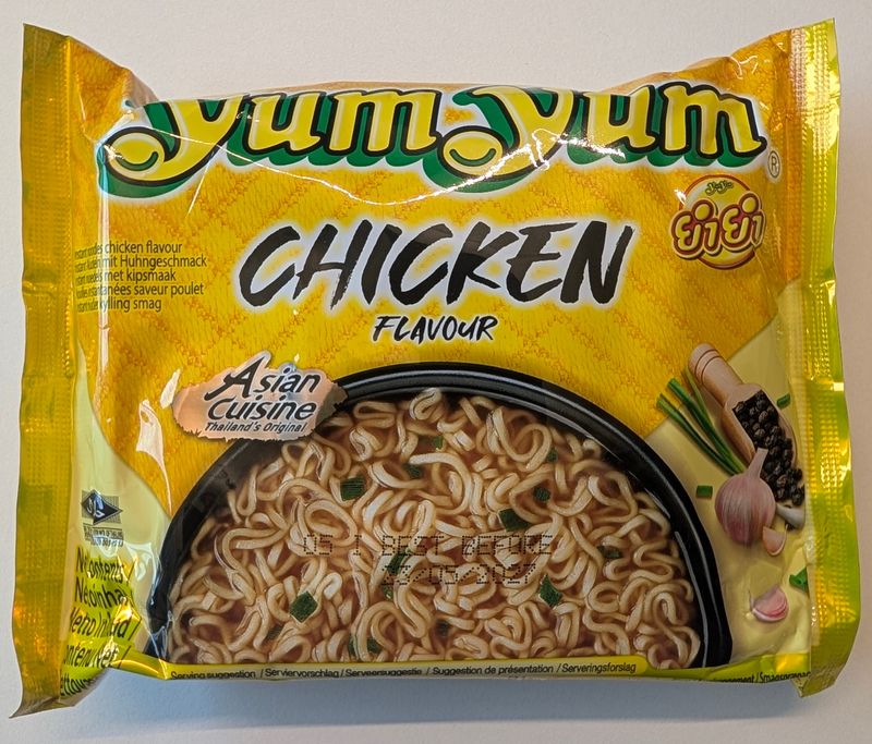 Yum Yum Chicken Flavour: gelbe Packung von vorne mit Nudelschüssel auf dem Etikett