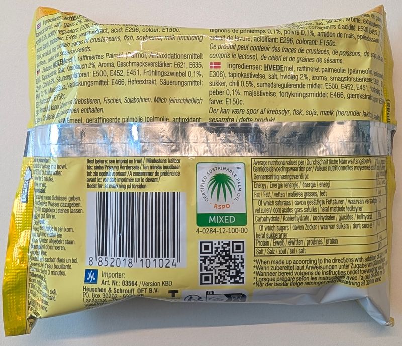 Rückseite der Yum Yum Chicken Packung mit Zutatenliste, Nährwerttabelle und Barcode