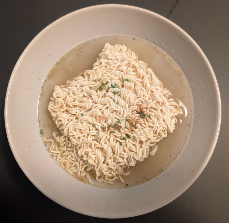 Yum Yum Chicken Nudeln mit heißem Wasser übergossen in einer Schale